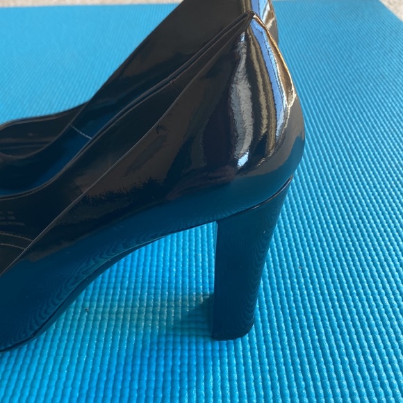 Calvin Klein Patent Leather Black Pumps Size 9M - Picture 2 of 4
